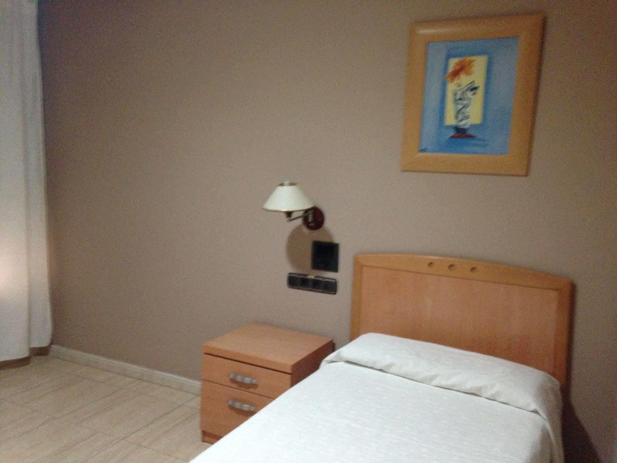 Hostal Meseguer El Altet Exteriör bild